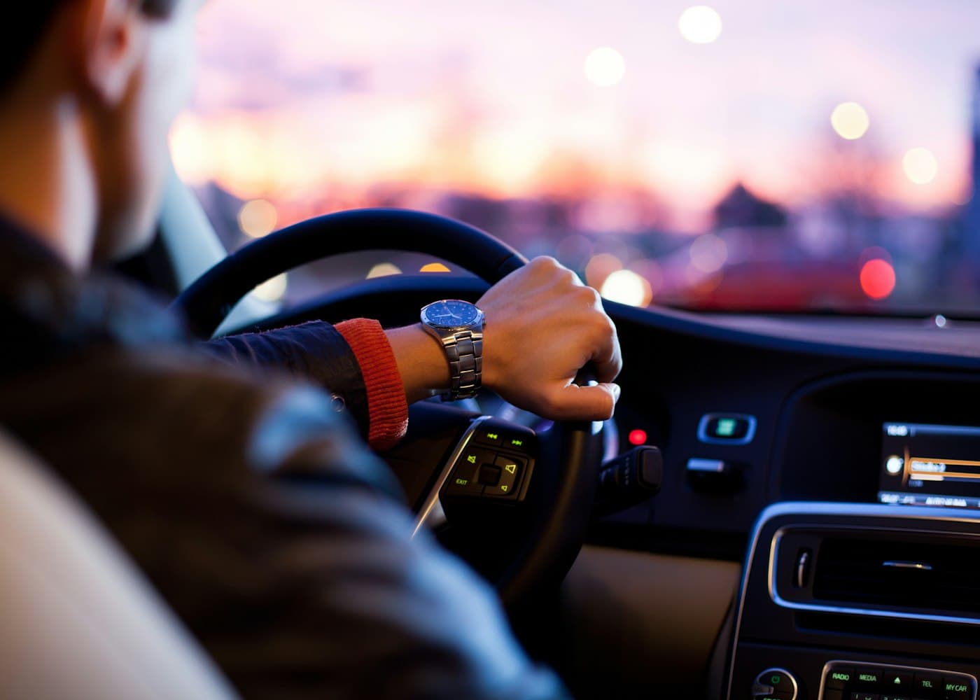 Kabin mobil dengan setir dan dashboard yang bersih